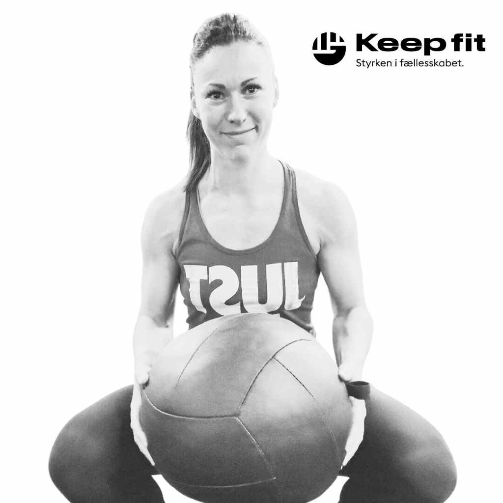Natasja Keep ejer af Keep Fit sidder med fitnessbold i hænderne og smiler