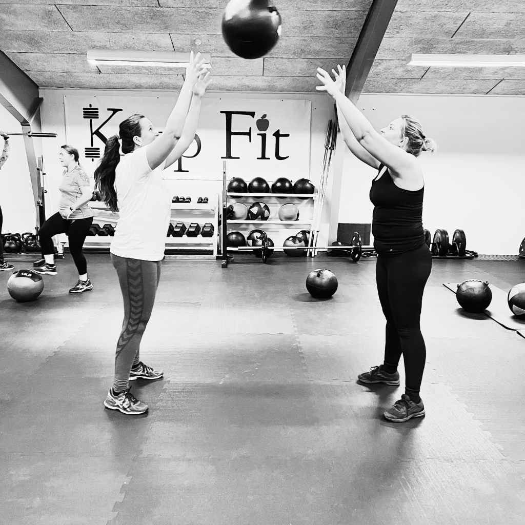 To kvinder kaster med medicinball