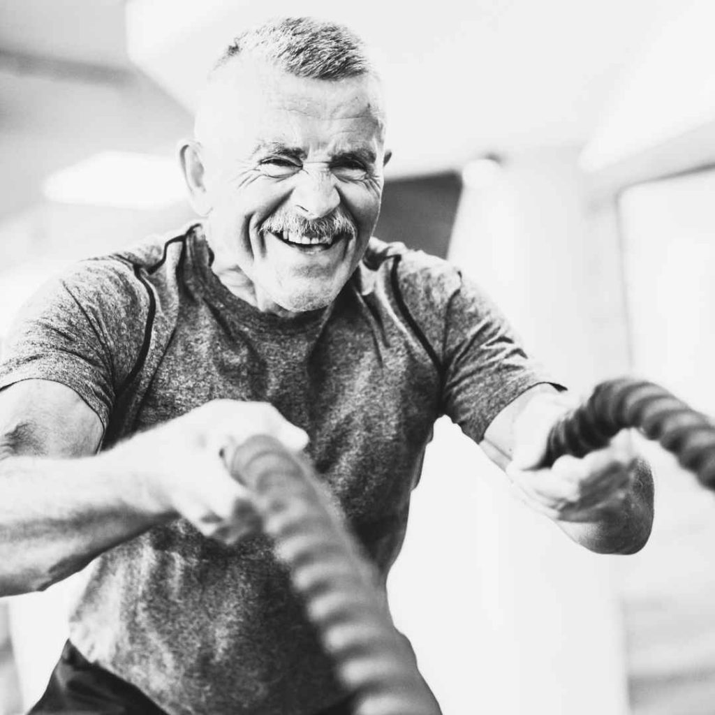 Ældre mand træner med reb til SeniorFit i Keep Fit