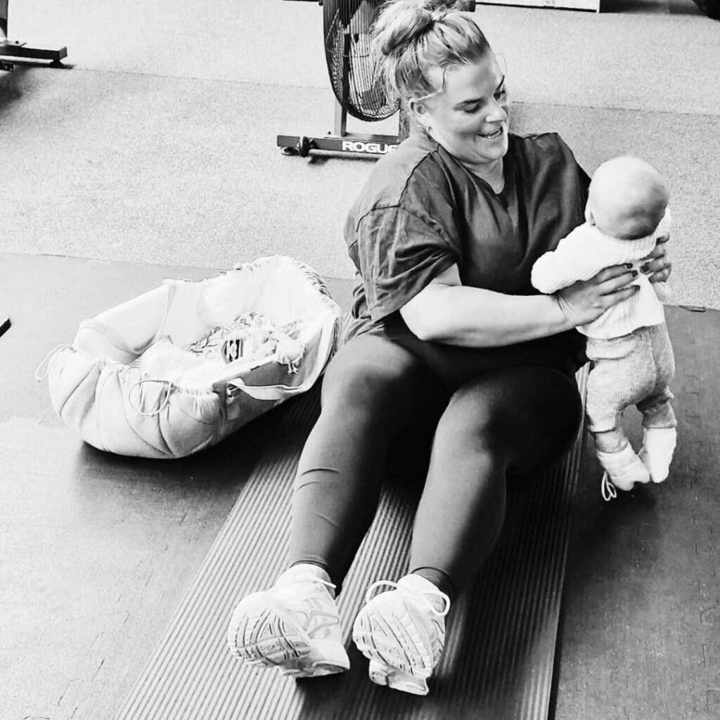 en ung mor træner med sit barn til MomWOD i Keep Fit i Nørresundby