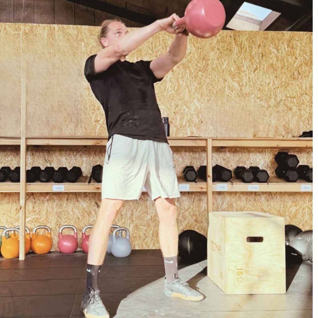 Mand står med Kettlebell i det funktionelle træningscenter Keep Fit i Nørresundby under timen ExpressWOD