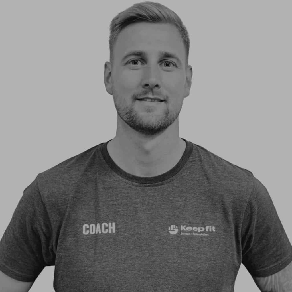 Mandelig coach ved navn Matthias, der arbejder i Keep Fit står med ansigtet mod kameraet og smiler