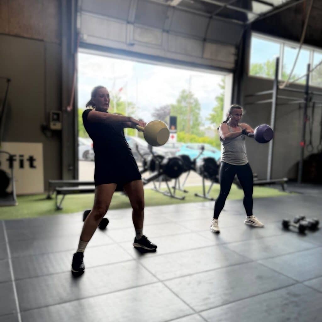 2 kvinder træner Keep Fit hybrid benchmark i Nørresundby