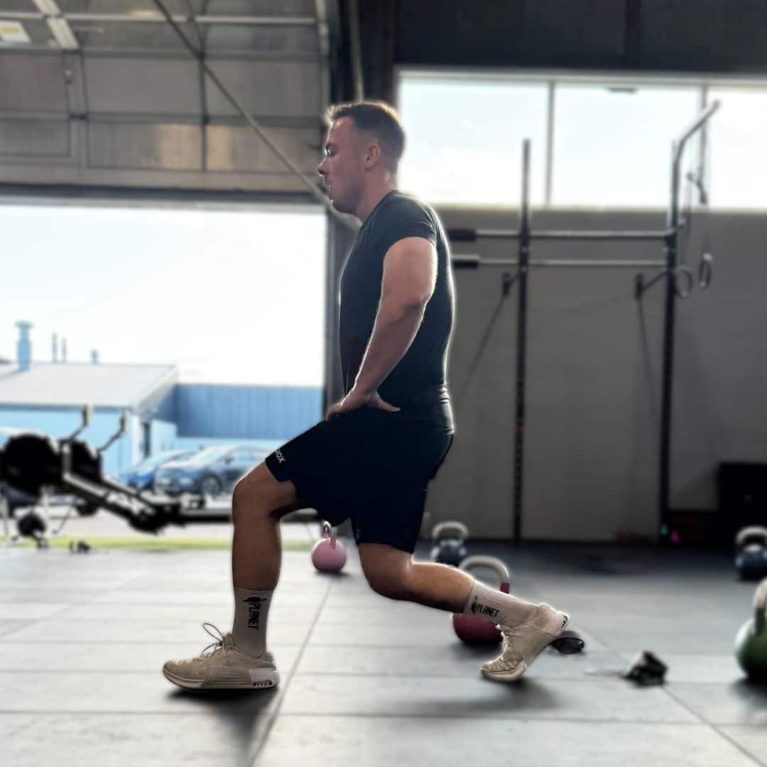 Mand laver walking lunges til HybridExpress træning i Keep Fit i Nørresundby