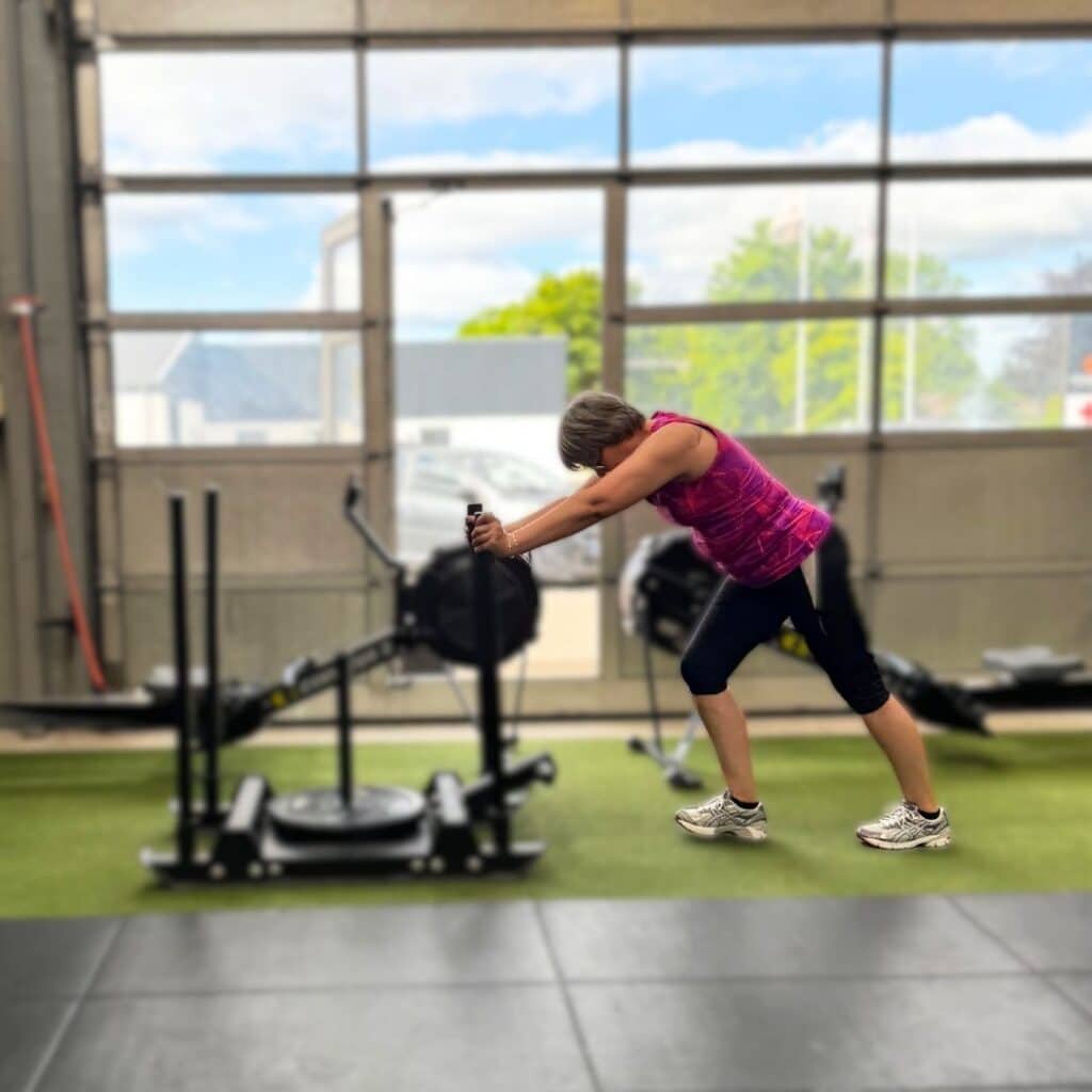 Kvinde laver sled push til GentleFit i Keep Fit i Nørresundby