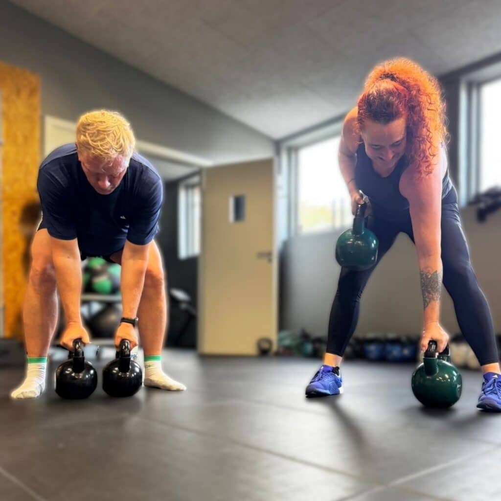 mand og kvinde er i gang med TeamWod i Keep Fit i Nørresundby
